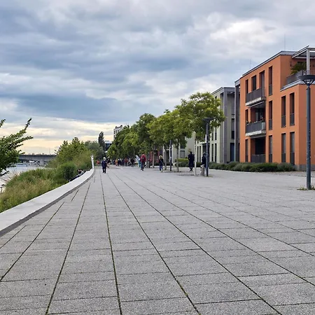 Seeglueck Ufertraum - Stilvolle Ferienwohnung Direkt Am Seerhein Mit Tiefgaragenstellplatz In Zentraler Lage Von Konstanz